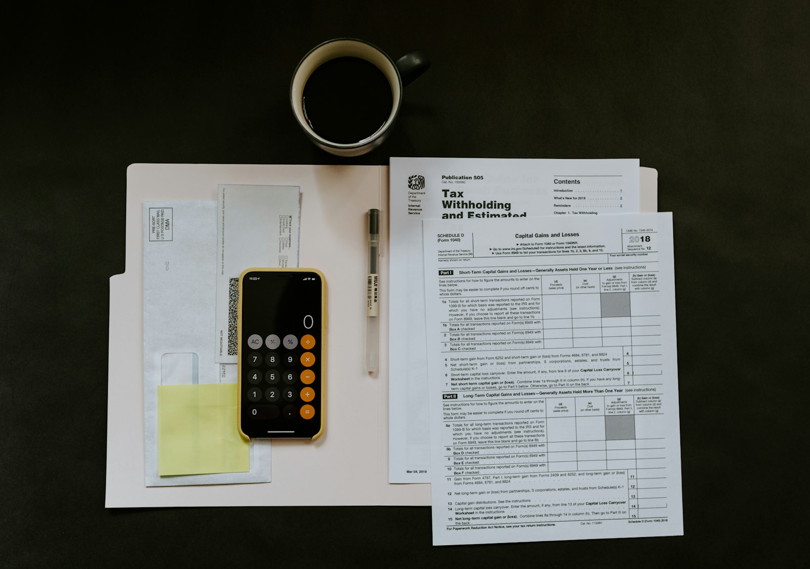 Déclaration fiscale sur smartphone et stylo