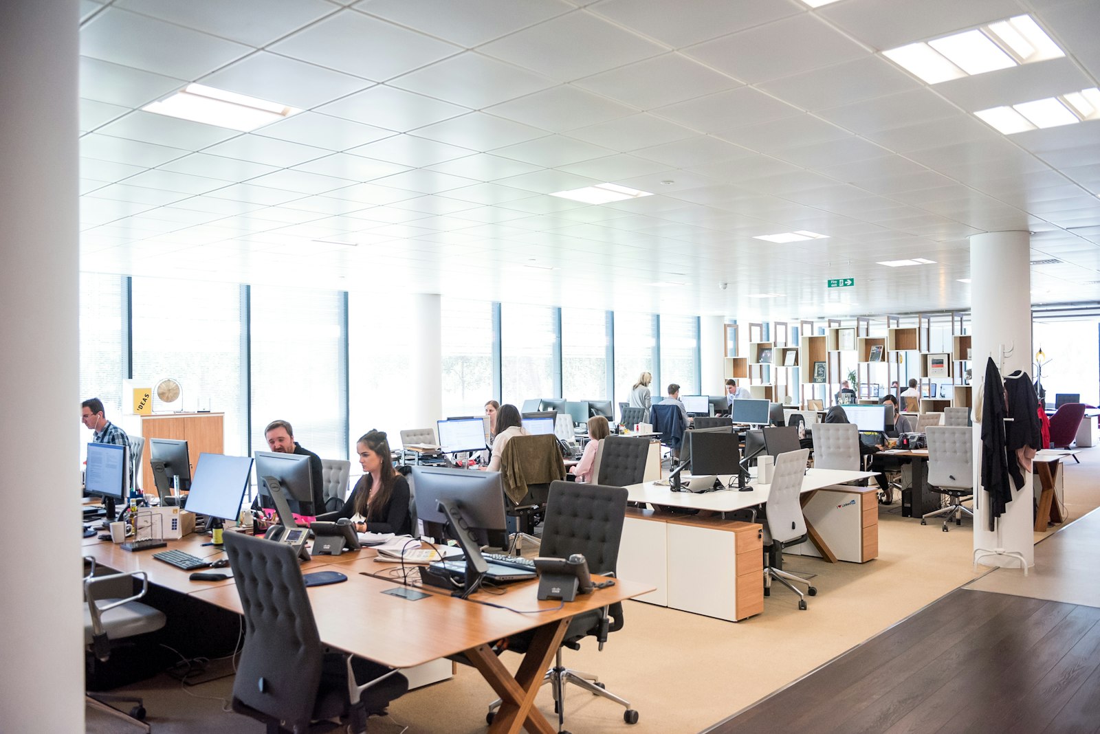 Équipe au travail dans un open space